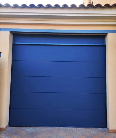 Puerta automatica seccional azul