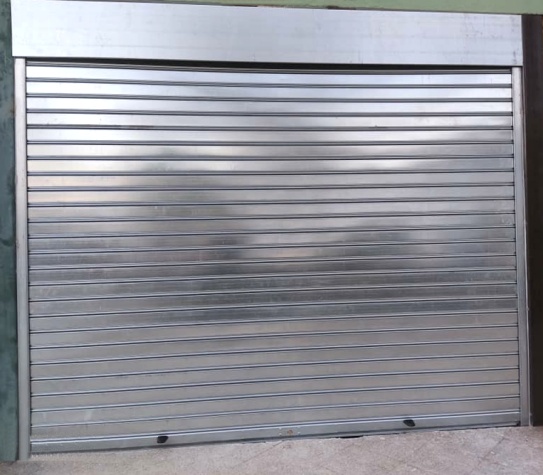 puerta automatica enrollable metalica gris