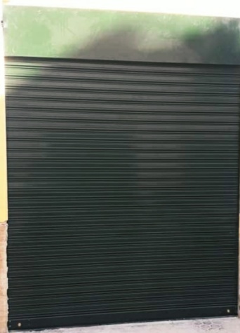 puerta automatica enrollable metalica verde